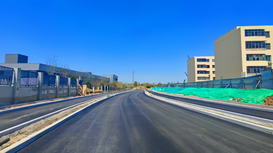 公司承建的山東供銷(xiāo)智能倉(cāng)配和應(yīng)急保障基地規(guī)劃道路項(xiàng)目主線(xiàn)瀝青面層攤鋪工程順利完成